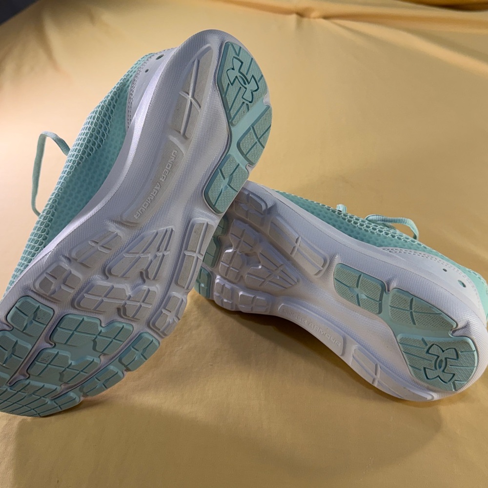 Under Armour women’s surge three shoes size 9 1/2 preowned - Picture 6 of 6